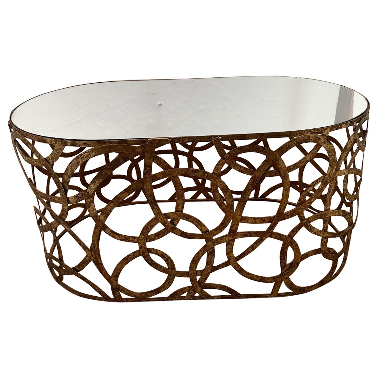 Table basse oblongue élégante avec plateau en miroir et base à motif circulaire en laiton en vente