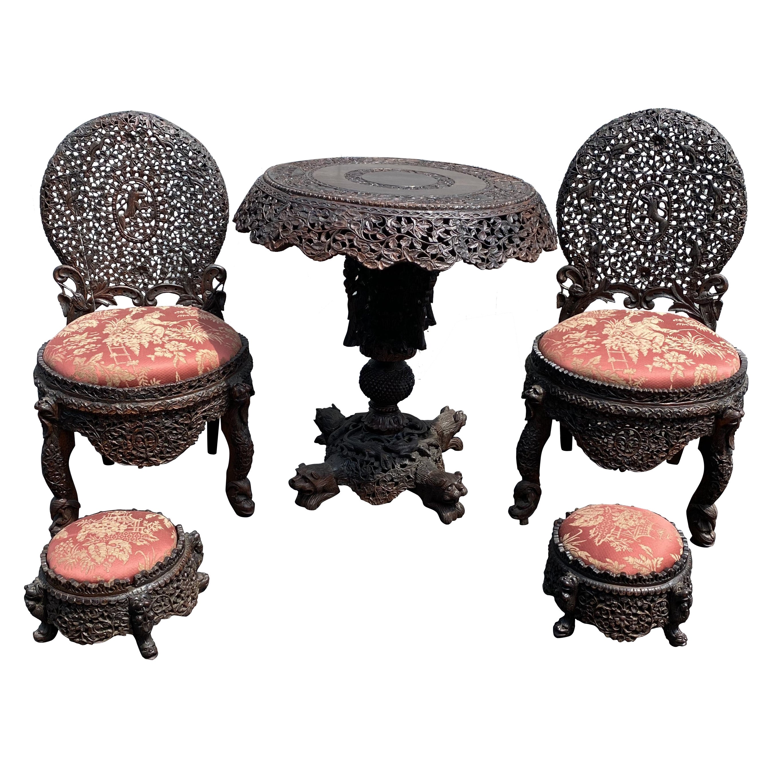 Ensemble en bois dur réticulé sculpté à la main en Birmanie avec table, chaises et poufs en vente