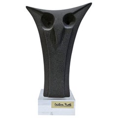 Sculpture de hibou taupe-gris moderne du milieu du siècle dernier signée Cristina Puell