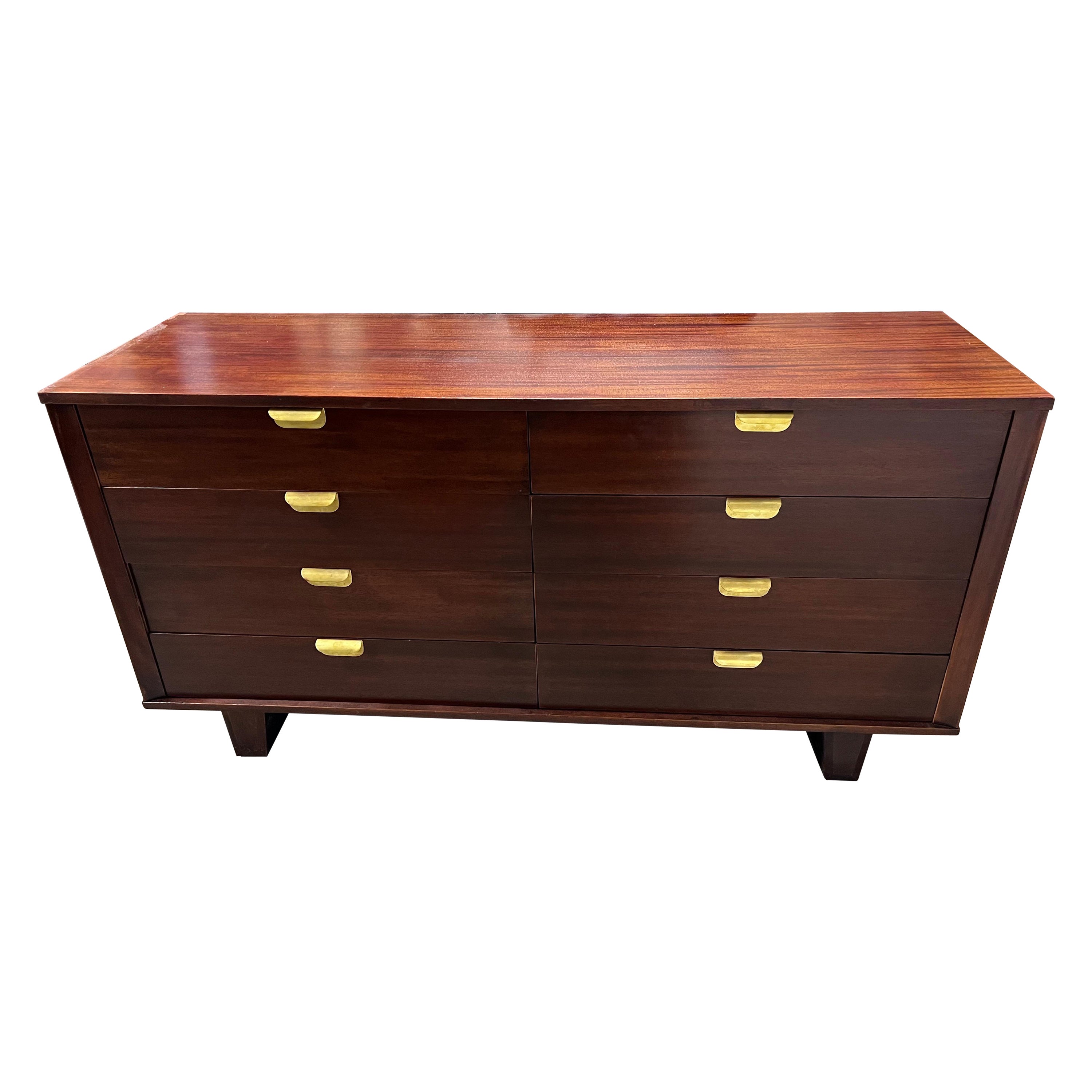 Commode à 8 tiroirs Art Déco des années 1940 en acajou et laiton sur pieds inclinés