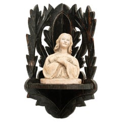 Vierge traditionnelle en plâtre dans un autel en bois, vers 1950