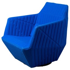 Fauteuil pivotant Facett Ligne Roset en laine Divina Melange bleu royal