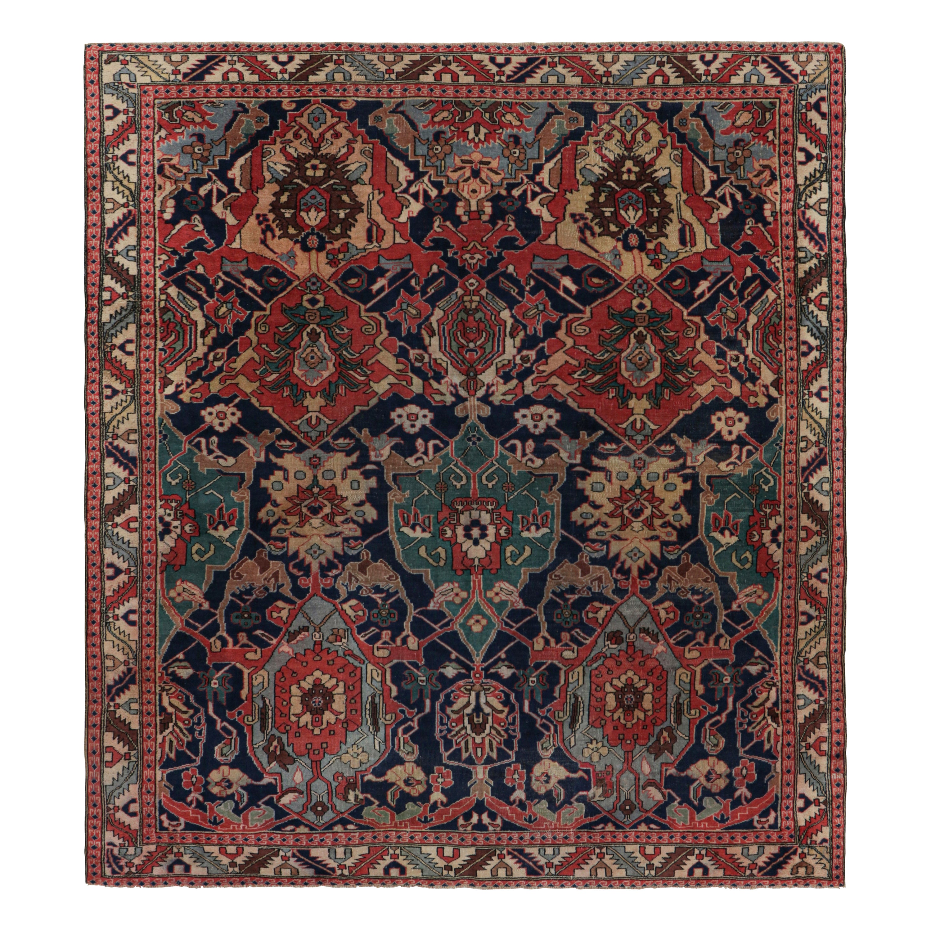 Alfombra persa antigua con medallón y motivos florales geométricos, de Rug & Kilim
