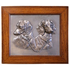 Perros salchicha de caza franceses de estaño tallados de principios del siglo XX en marco de madera