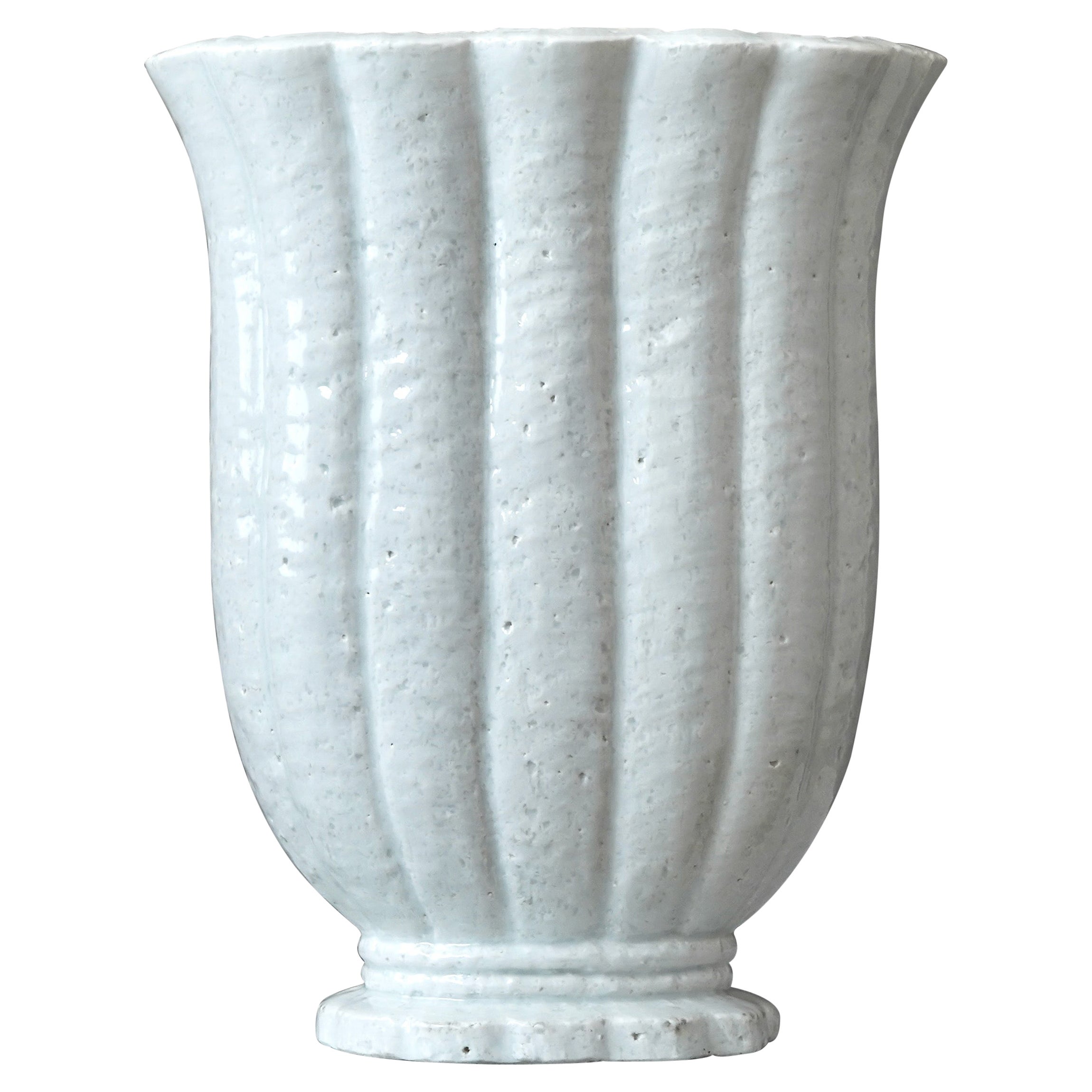 Weiße Bodenvase aus Steingut im Art déco-Stil von Gunnar Nylund. Rorstrand, Schweden, 1930er-Jahre.