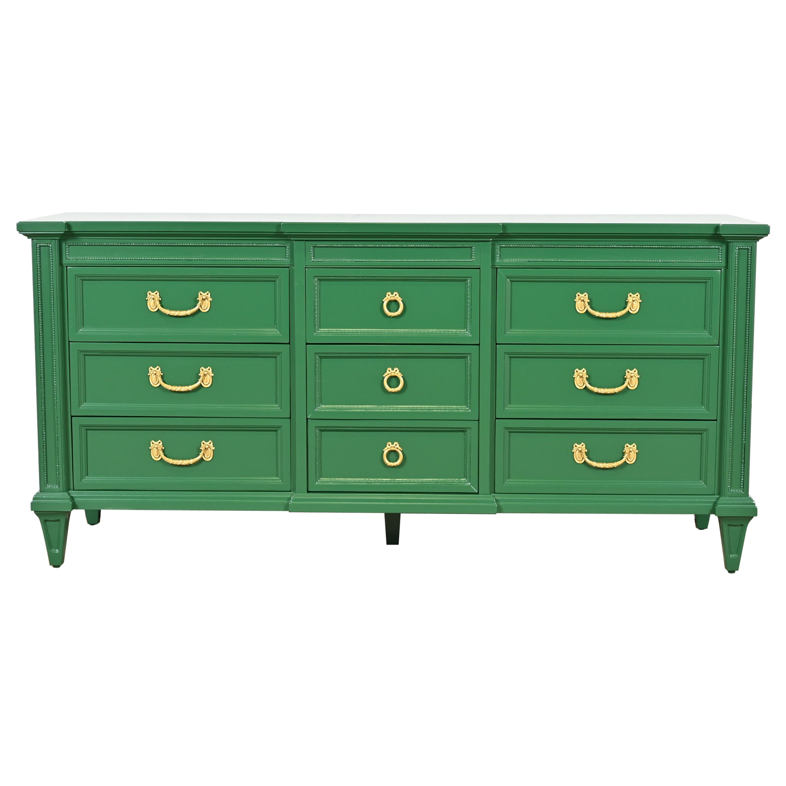 Commode ou crédence de style Régence française Louis XVI laquée vert