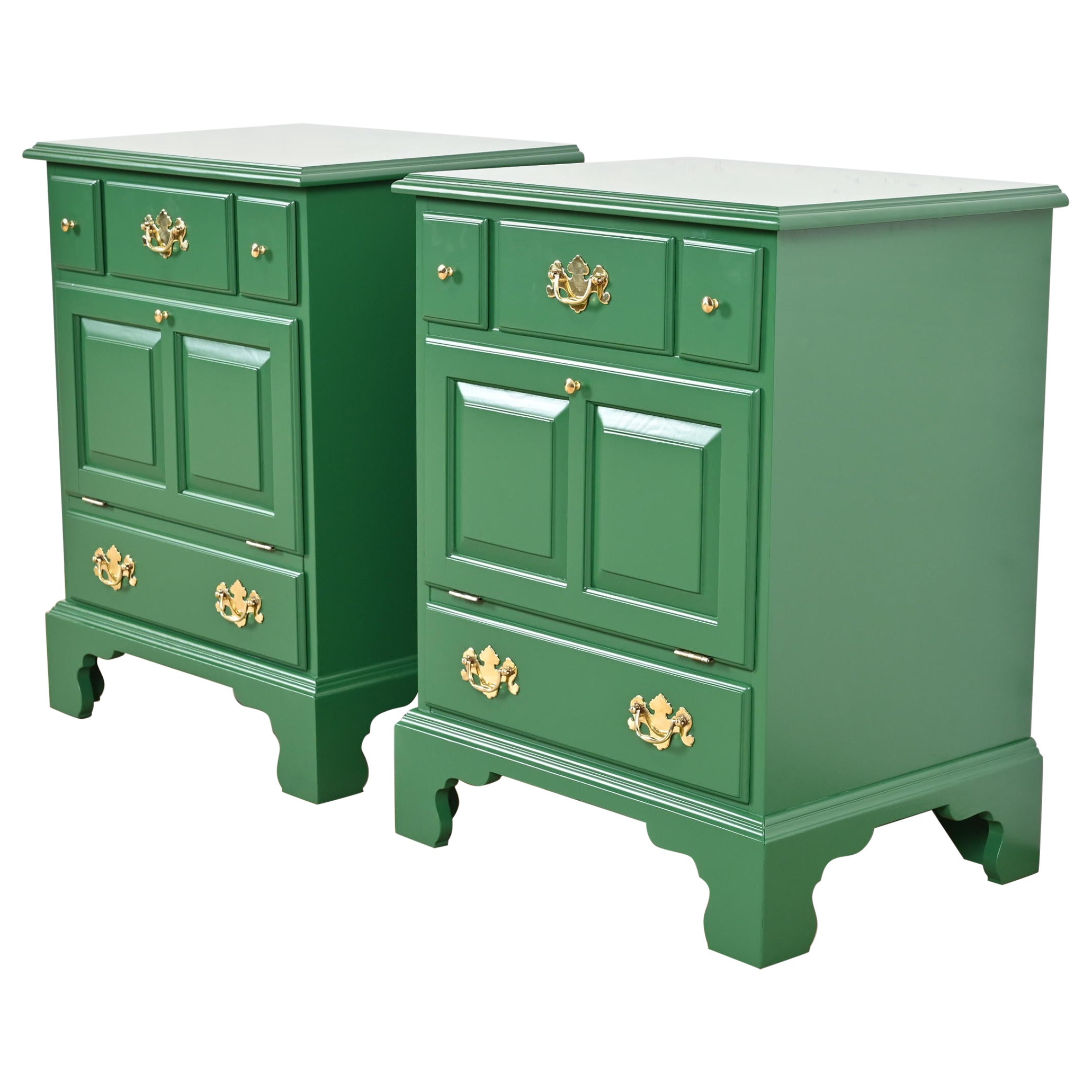 Henkel Harris Cómoda de madera maciza de cerezo lacada en verde colonial americano en venta