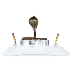 Porte-plume double en laiton et Lucite signé Cobra Snake