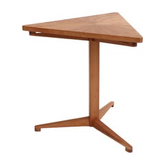 Mesa auxiliar Triform con pedestal, cerezo sunburst