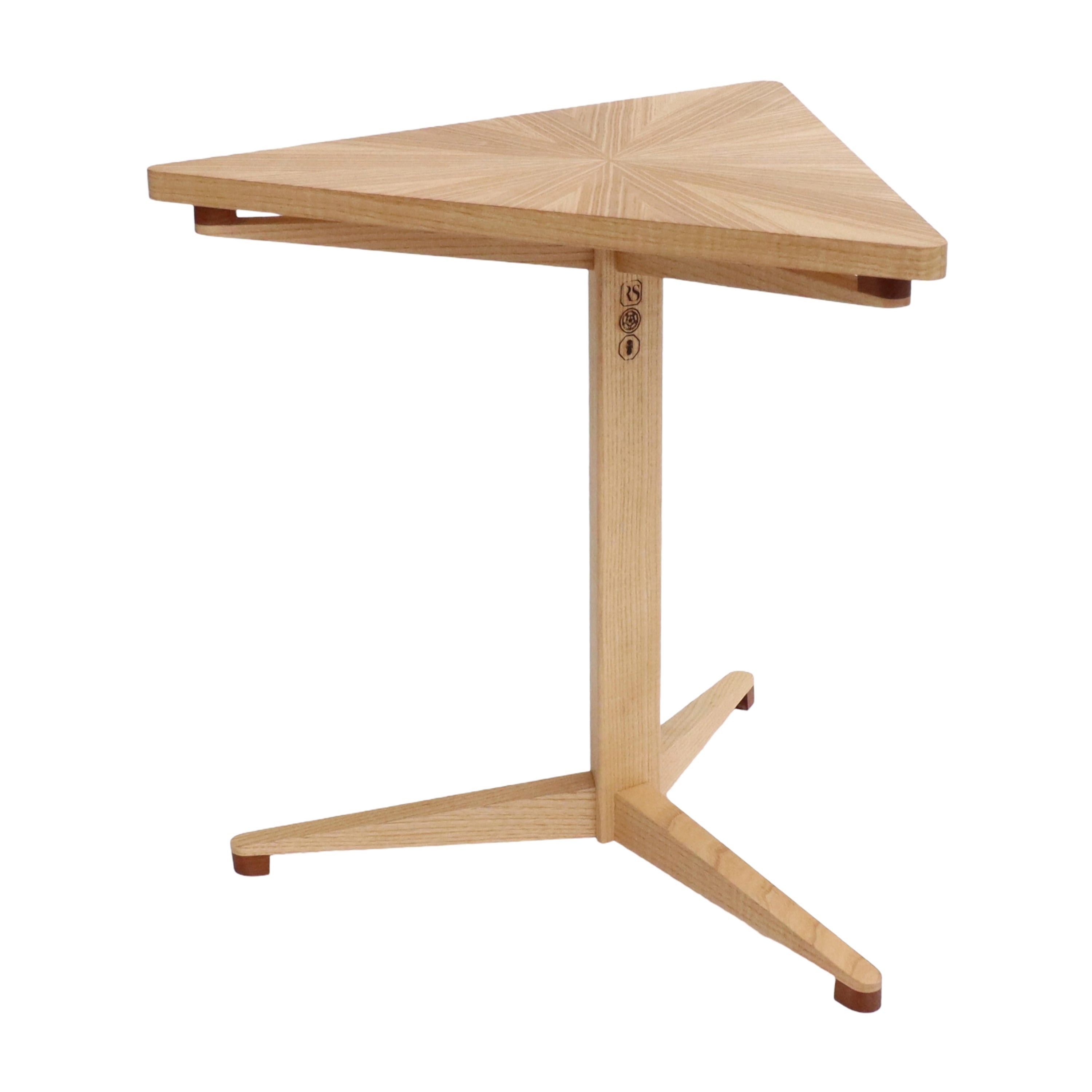 Mesa auxiliar con pedestal Triform de fresno estrellado