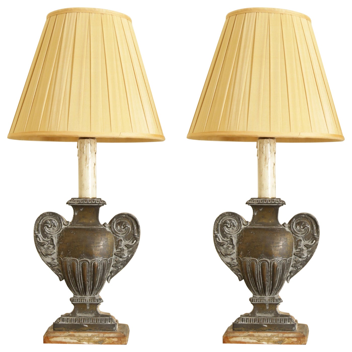 Paire de lampes de table en forme d'urne en laiton argenté du début du 18e siècle en vente