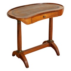 Mesa auxiliar de 1 cajón montada en madera de nogal y latón del periodo Imperio francés, ca. 1810