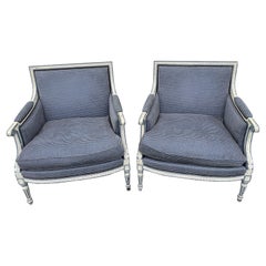 Paire de chaises Bergere peintes de style Louis XVI