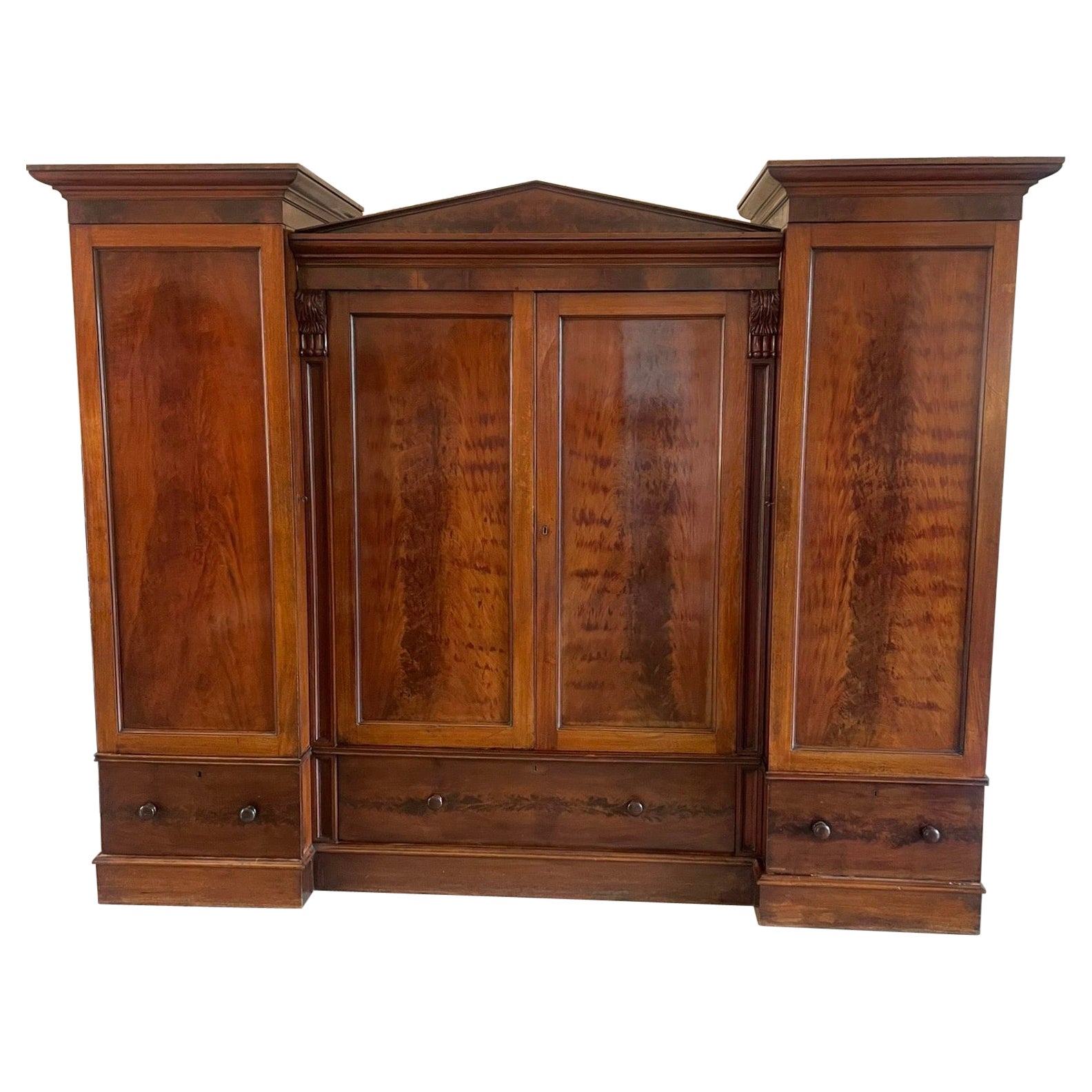 Armario Victoriano Antiguo de Caoba Figurada de Cuatro Puertas de Calidad Excepcional