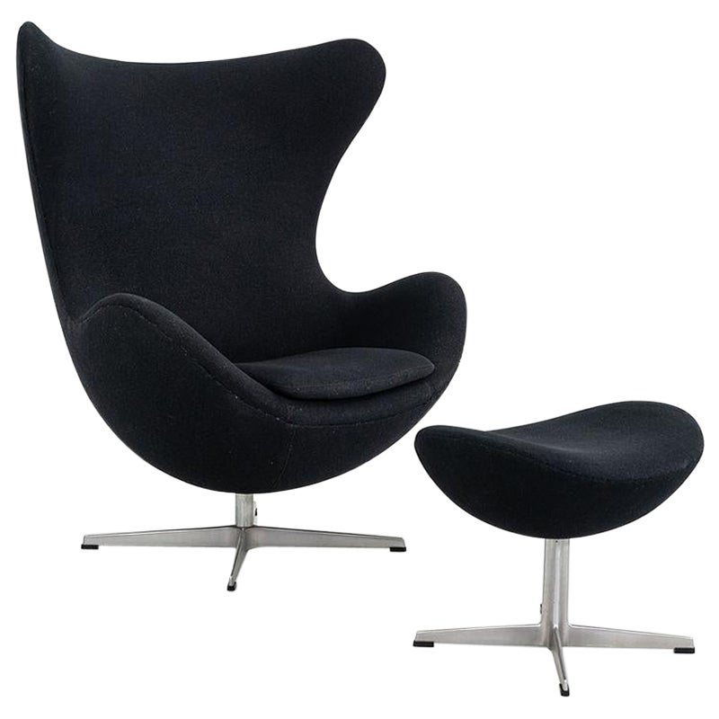 1993 Arne Jacobsen for Fritz Hansen Egg Chair and Ottoman Noir Fabriqué au Danemark en vente