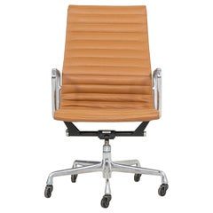 Silla de escritorio ejecutiva Herman Miller 2010 del Grupo Eames de aluminio en piel caramelo