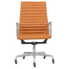 2010er Herman Miller Eames Aluminum Group Chefschreibtischstuhl aus cognacfarbenem Leder