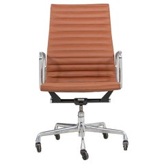 Sedia da scrivania direzionale Herman Miller Eames Group in alluminio in pelle cognac del 2010