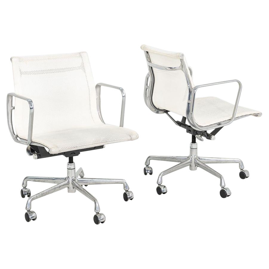 2009 Herman Miller Sillas de escritorio de malla de aluminio para dirección de grupo en blanco 12+ Disponibles