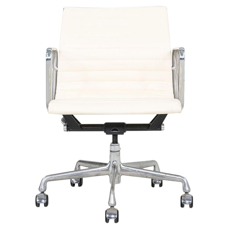 2010s Herman Miller Eames Aluminum Management Desk Chair in Cream w/ Manual Lift