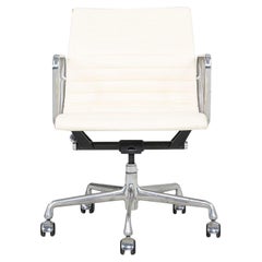 Silla de escritorio de dirección de aluminio Herman Miller Eames de la década de 2010 en color crema con elevación manual