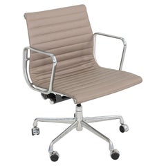 2010s Herman Miller Eames Aluminum Management Desk Chair Greige w/ Manual Lift