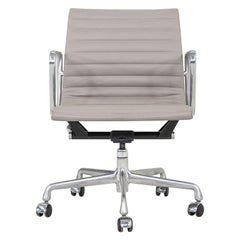 2010s Herman Miller Eames Aluminum Management Desk Chair in Grey w/ Manual Lift
