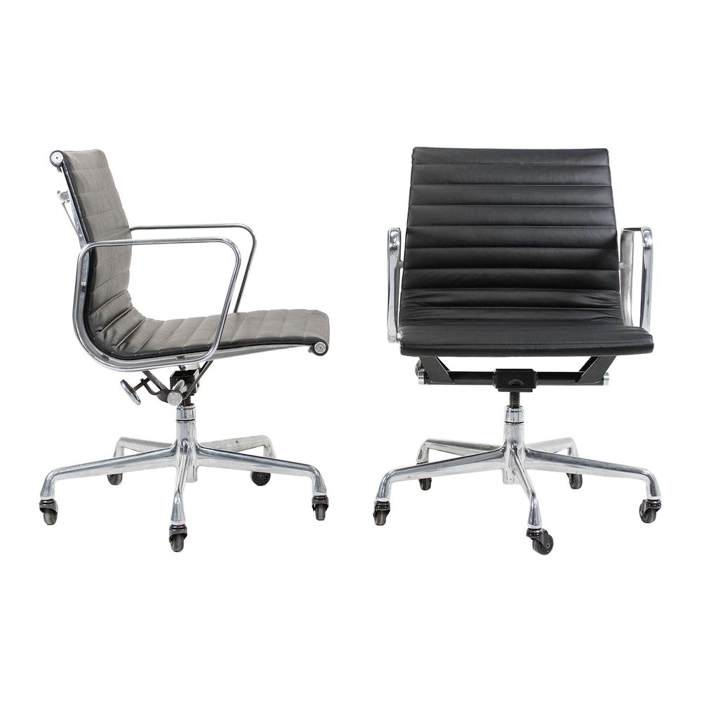 2010s Herman Miller Eames Aluminum Group Management Desk Chair Leather 6x Avail