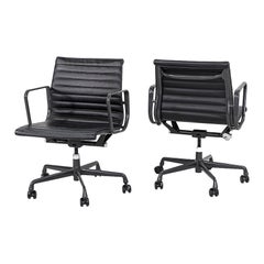 2012 Herman Miller Eames Sillas de escritorio de dirección de aluminio Cuero negro 12+ Disponibles