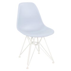 2019 Chaise de salle à manger à coquille en plastique Eames d'Herman Miller, en violet, avec base Eiffel