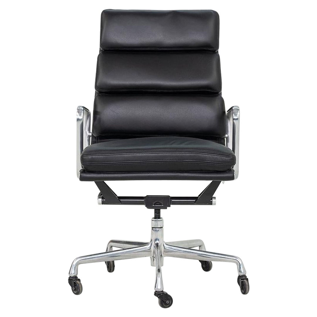 Herman Miller 2010s Eames Soft Pad Executive Desk Chair Black w/ Adjustable Base in vendita