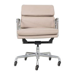 Silla de escritorio Eames Soft Pad Management de Herman Miller de 2010 en beige con base manual