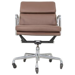 2010er Herman Miller Eames Soft Pad Management Schreibtischstuhl in Brown mit manuellem Untergestell