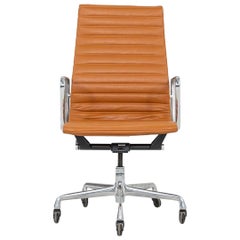 Silla de escritorio ejecutiva Herman Miller 2010 del Grupo Eames de aluminio en piel caramelo