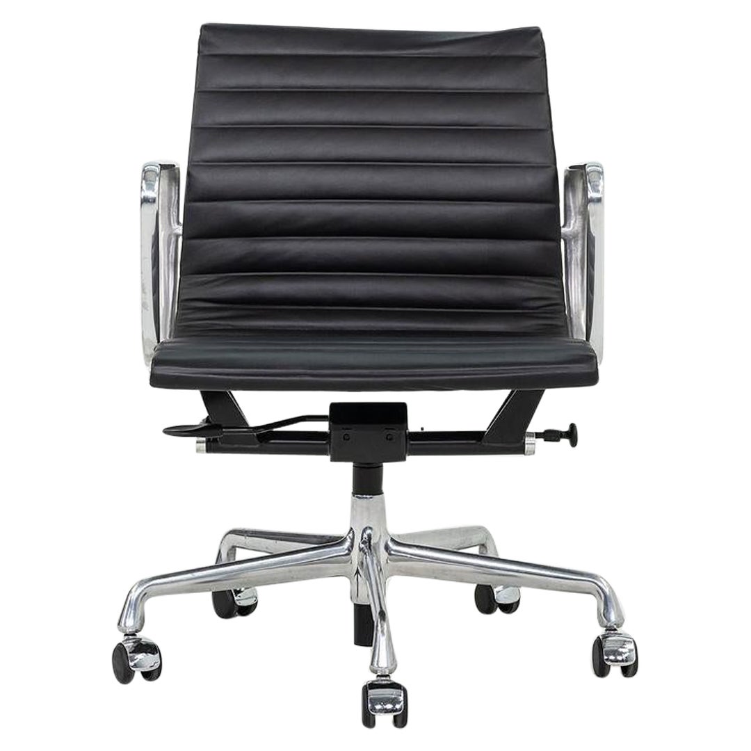 2010s Herman Miller Eames Aluminum Group Management Desk Chair in Black 3x Avail For Sale