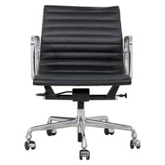 Silla de escritorio Herman Miller Eames Group Management de aluminio de la década de 2010 en negro 3x disponible