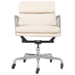 2010s Herman Miller Eames Soft Pad Management Desk Chair en crème avec base manuelle
