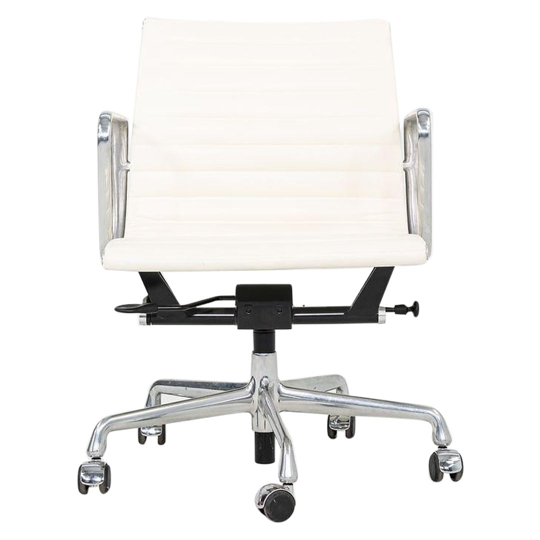 2010s Herman Miller Eames Aluminum Group Management Desk Chair Cream Naugahyde