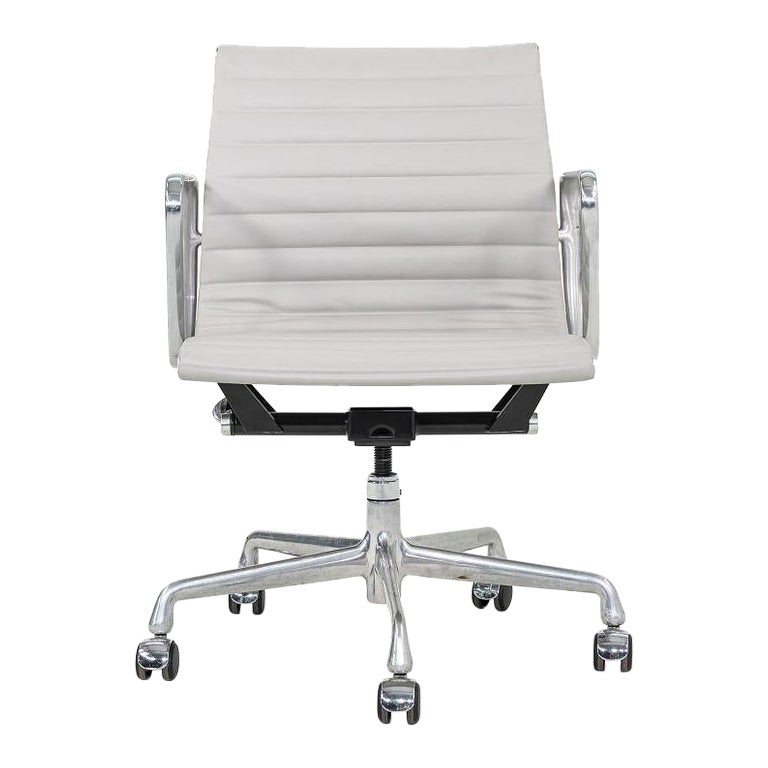 2010s Herman Miller Eames Aluminum Group Management Desk Chair in Grey Leather