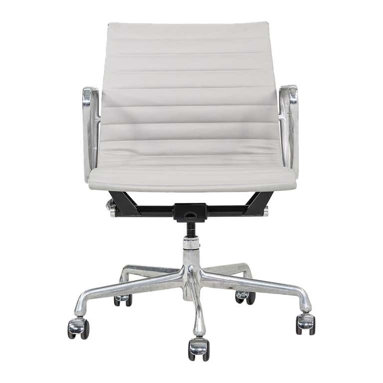 2010s Herman Miller Eames Aluminum Group Management Desk Chair in Gray ...