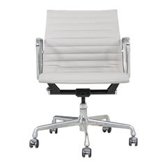 2010s Herman Miller Eames Aluminum Group Management Desk Chair in Grey Leather