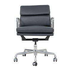 Silla de escritorio Eames Soft Pad Management de Herman Miller de 2010 en gris con base manual