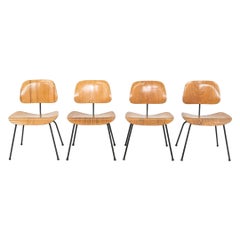 Ensemble de quatre chaises de salle à manger Eames DCM d'Herman Miller en frêne et acier calico, vers 1954