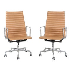 C. 2005 Herman Miller Eames Aluminum Group Chefschreibtischstuhl in Hellbraun mit 2x Verschluss