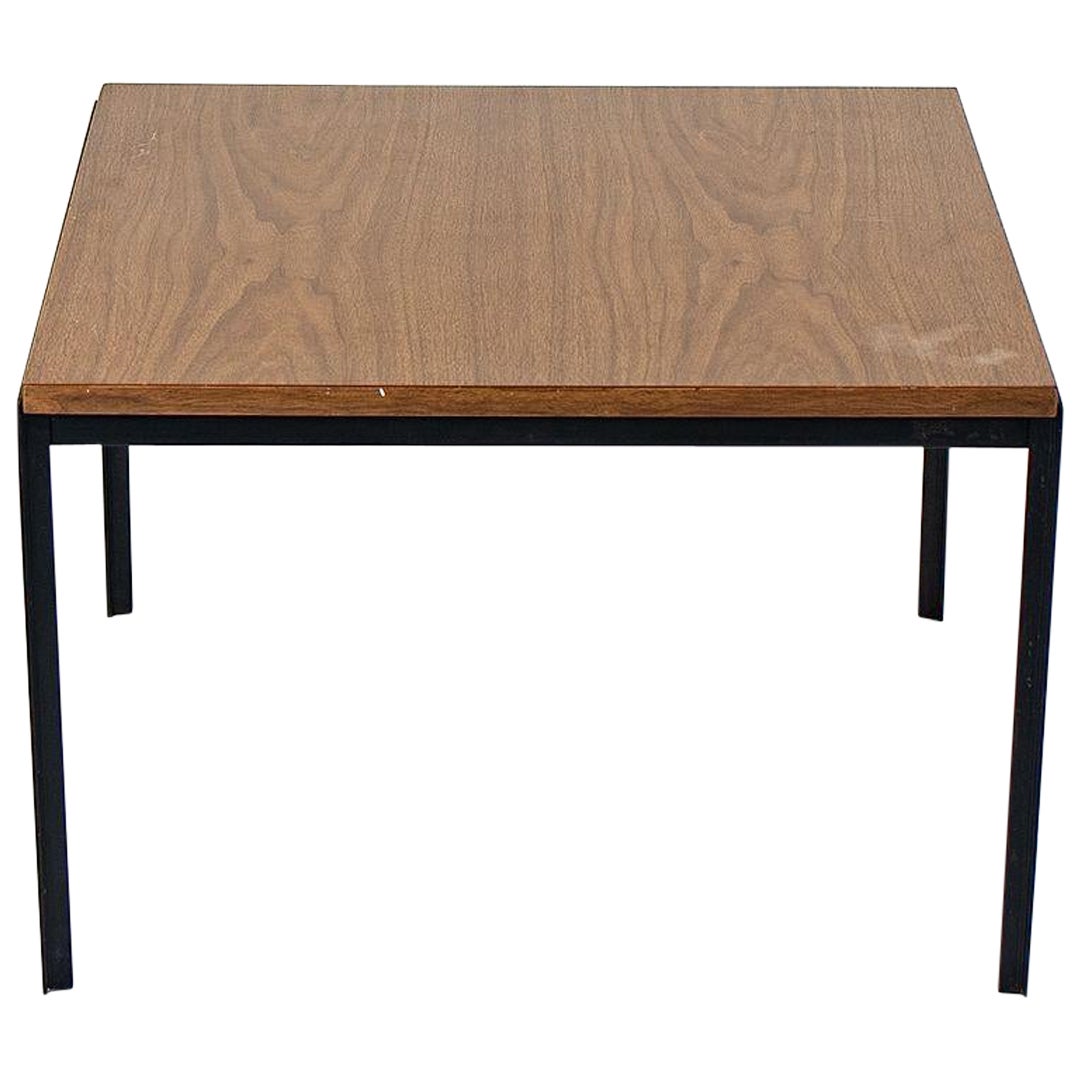 1960er Florence Knoll T-Angle Square Couchtisch mit Laminatplatte aus Nussbaumimitat