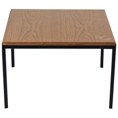 1960er Florence Knoll T-Angle Square Couchtisch mit Laminatplatte aus Nussbaumimitat