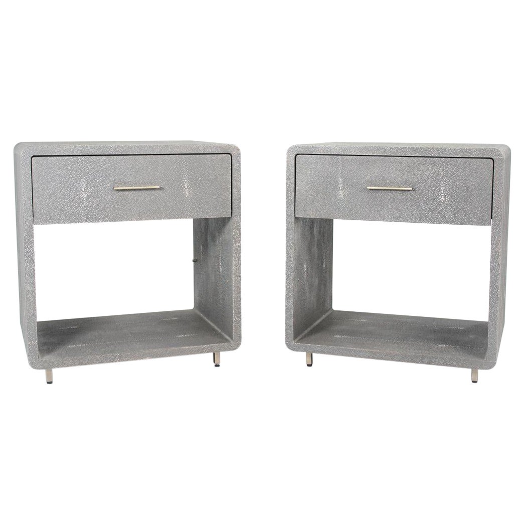 2020 Pareja de Mesillas de Noche Interlude Home Alma Tapizadas en Piel Gris en venta