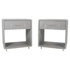 2020 Pareja de Mesillas de Noche Interlude Home Alma Tapizadas en Piel Gris