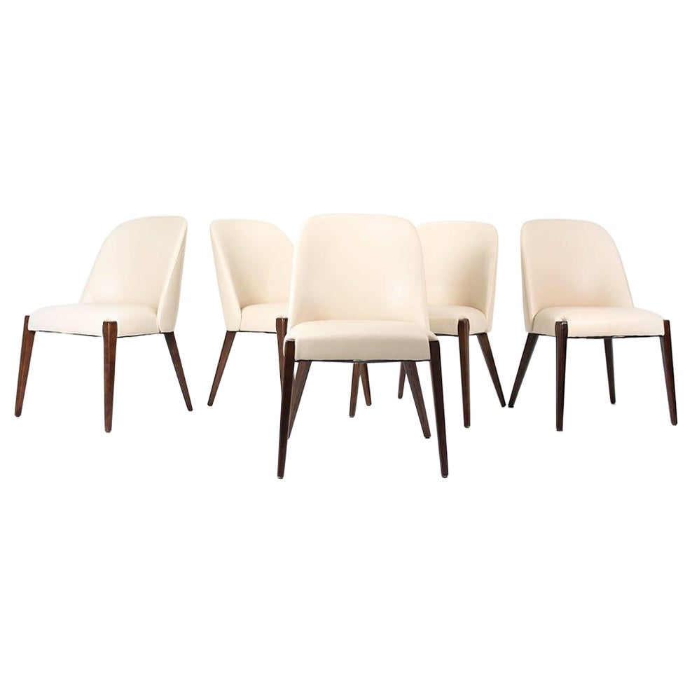 Set aus fünf Alecia-Esszimmerstühlen Interlude Home aus Massivholz und weißem Leder, 2020 im Angebot