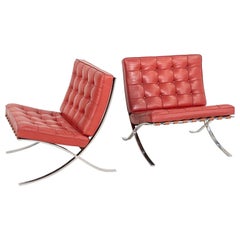 1995 Paar Mies van der Rohe Barcelona Loungesessel mit rostfreien Gestellen Rot